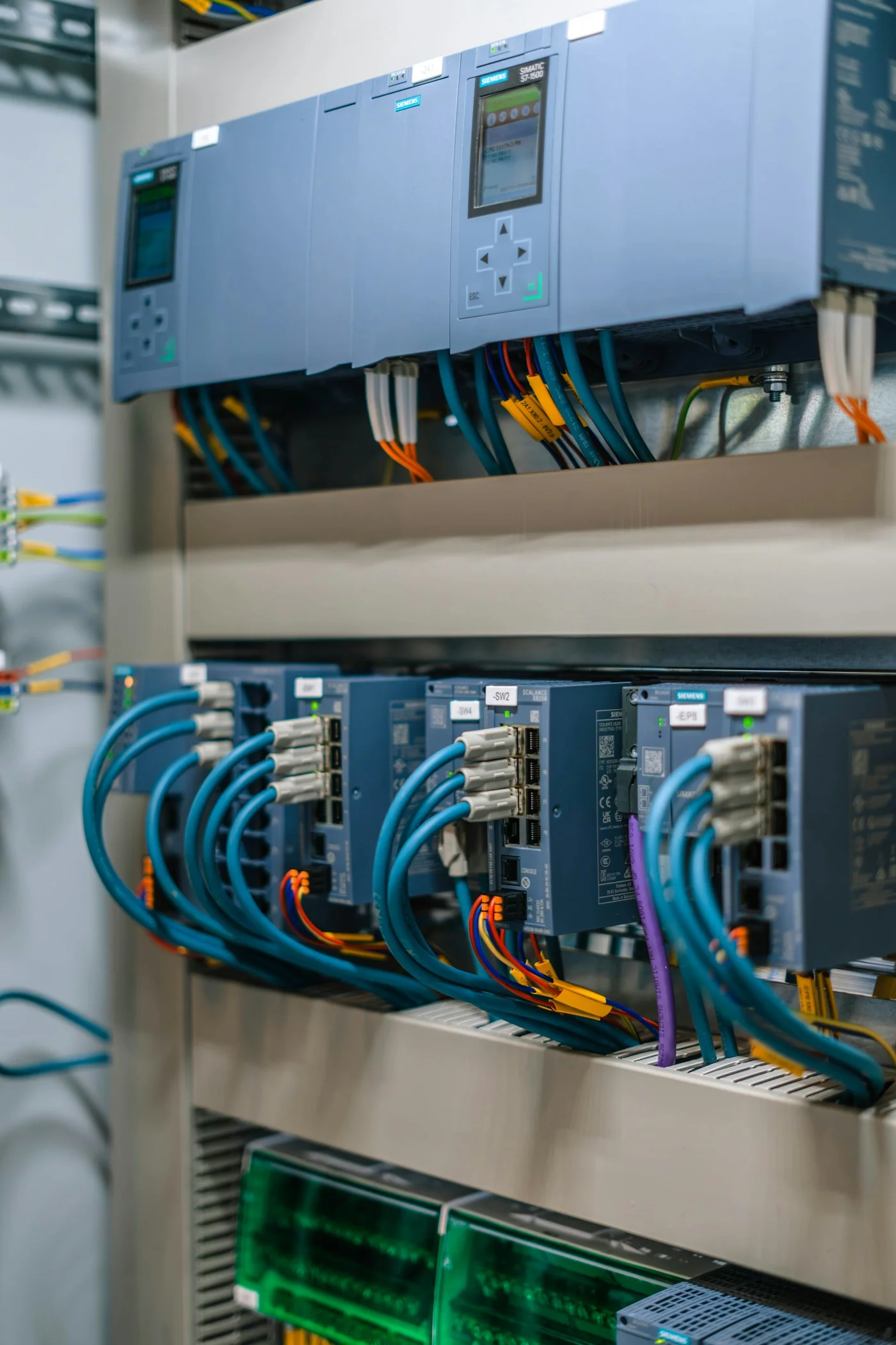 Fotografía de referencia de módulos PLC Siemens y cableado en un tablero de control industrial