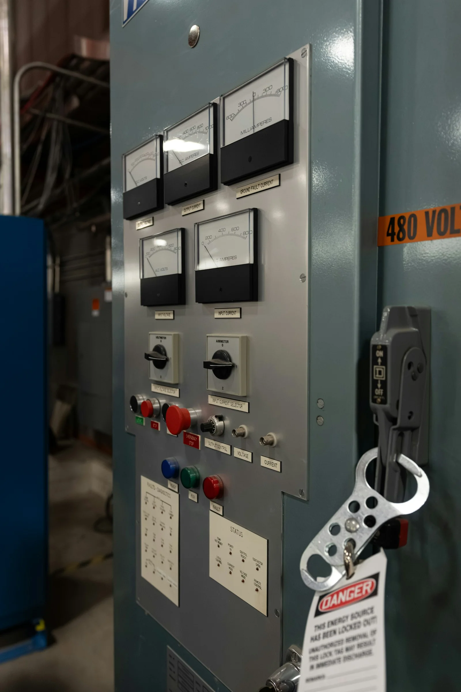 Fotografía de referencia: tablero eléctrico con medidores analógicos e interruptores